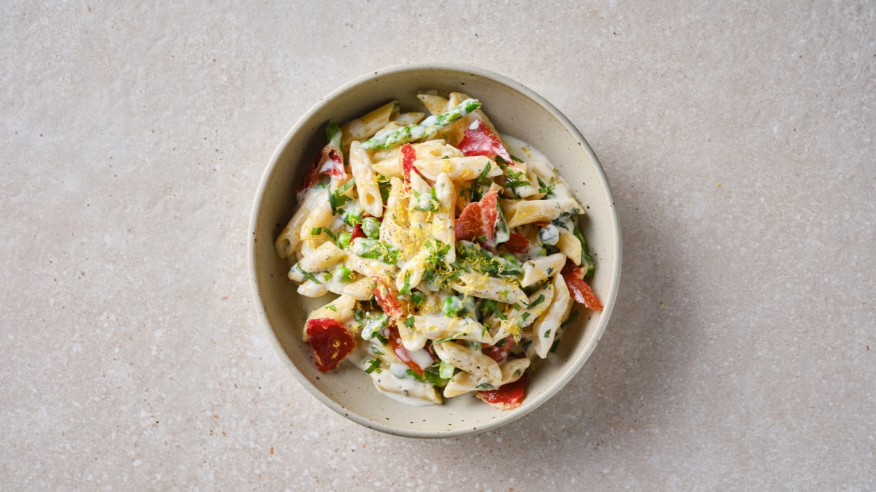 Romige Pasta met Groene Asperges, Erwten, Dragon en Krokante Prosciutto